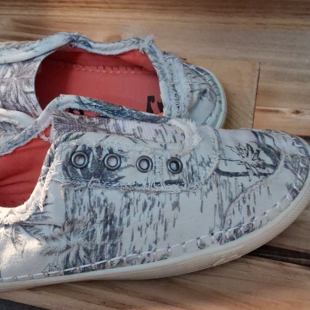 Billabong Men's Light Gray Canvas Slip-Ons with Coral Lining - Picture 3 of 10